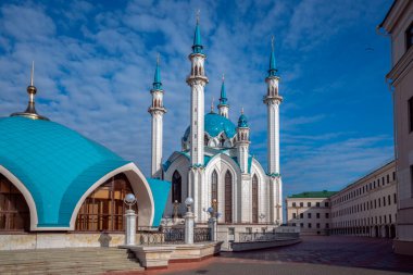 Tur masasının yanından Kul Şerif Camii 'nin manzarası güneşli sabah gökyüzünde bulutlar, Kazan, Tataristan, Rusya.