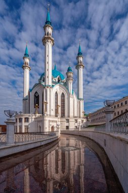 Güneşli bir bahar sabahı Kazan Kremlin 'deki Kul Şerif Camii' nde bulutlar, Kazan, Tataristan, Rusya.