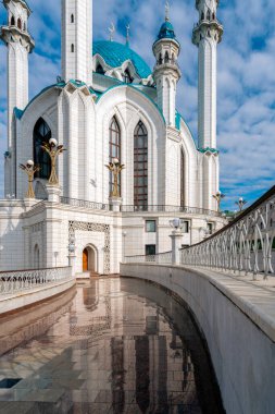 Kazan Kremlin 'deki Kul Şerif Camii' nin manzarası güneşli bir sabah gökyüzü, Kazan, Tataristan ve Rusya 'nın arka planındaki mermer bir fayansa yansıyor..