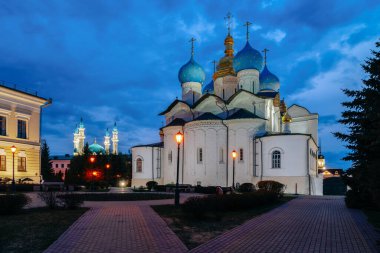 Gece ışığında Kazan Kremlin Katedrali ve Kul Şerif Camii 'nin duyurusu, Kazan, Tataristan, Rusya.