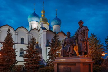 Gece ışığında Kazan Kremlin 'in Mimarları Anıtı, Kazan, Tataristan, Rusya. Rusça ve Tatarca 