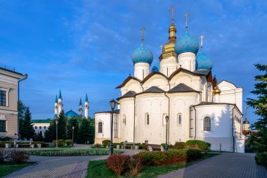 Güneşli bir bahar sabahı arka planda Kazan Kremlin Katedrali ve Kul Şerif Camii, Kazan, Tataristan, Rusya.