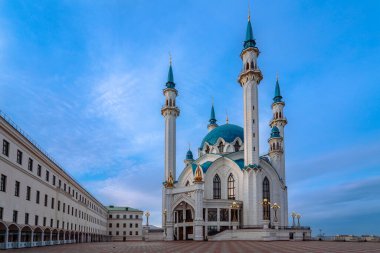 Kul Şerif Camii, bulutlu bir bahar sabahı Kazan Kremlin 'de fenerler yaktı, Kazan, Tataristan, Rusya.
