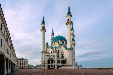 Kazan Kremlin 'deki Kul Şerif Camii güneşli bir bahar sabahı ışıkları açık, Kazan, Tataristan, Rusya.