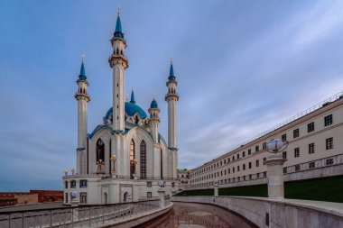 Kul Şerif Camii, bulutlu bir bahar sabahı Kazan Kremlin 'de fenerler yaktı, Kazan, Tataristan, Rusya.