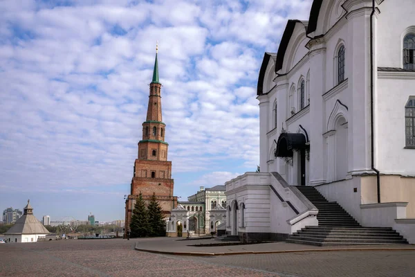 Det Lutande Suyumbike Tower Kazan Kreml Och Huvudingången Till Bebådelsekatedralen — Stockfoto