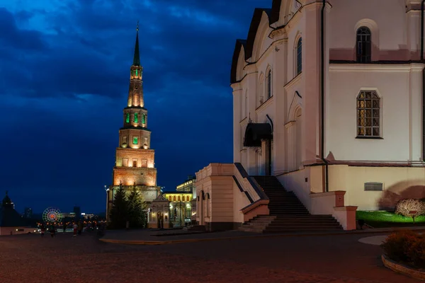 Det Lutande Suyumbike Tornet Kazan Kreml Och Huvudingången Till Bebådelsekatedralen — Stockfoto