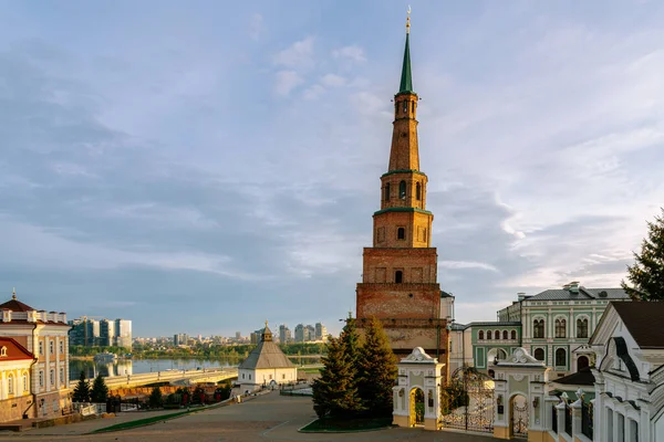Krzywa Wieża Suyumbike Kremlu Kazańskim Brama Budynku Rządowego Pierwszych Promieniach — Zdjęcie stockowe