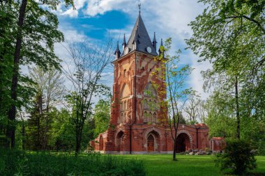 Güneşli bir bahar gününde Tsarskoye Selo 'nun Alexander Parkı' ndaki Chapelle Pavyonu, Puşkin, Saint Petersburg, Rusya
