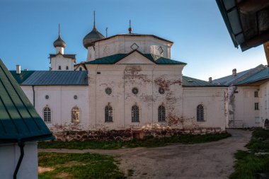 Solovetsky Manastırı 'ndaki St. Philip Kilisesi güneşsiz bir yaz gününde Solovetsky Adası, Arkhangelsk Bölgesi, Rusya