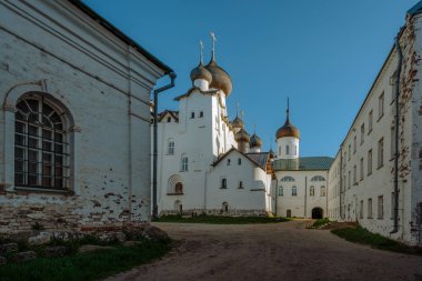 Solovetsky Manastırı 'nın yemekhanesi ile birlikte Rusya' nın Arkhangelsk bölgesindeki Solovetsky Adası 'nda güneşli bir yaz gününün kompleksinin manzarası.
