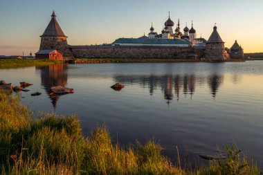 Solovetsky Manastırı 'nın manzarası kutsal gölün yanından güneşsiz bir sabah, Solovetsky Adası, Arkhangelsk bölgesi, Rusya
