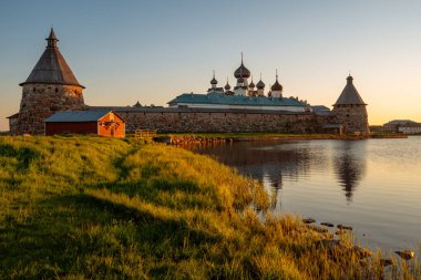 Solovetsky Manastırı 'nın manzarası kutsal gölün yanından güneşsiz bir sabah, Solovetsky Adası, Arkhangelsk bölgesi, Rusya