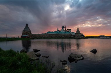Solovetsky Manastırı 'nın Kutsal Göl tarafından görünüşü bulutlu bir günbatımı gökyüzü, Solovetsky Adası, Arkhangelsk Bölgesi, Rusya