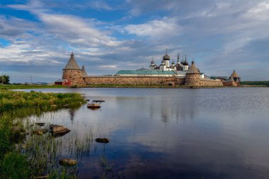 Solovetsky Manastırı 'nın güneşli bir sabah güneşli bir sabahta, Solomon Adası, Arkhangelsk Bölgesi, Rusya
