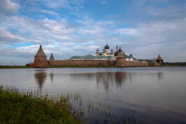 Solovetsky Manastırı 'nın güneşli bir sabah güneşli bir sabahta, Solomon Adası, Arkhangelsk Bölgesi, Rusya