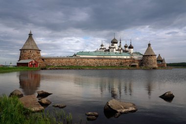 Solovetsky Manastırı 'nın güneşli bir sabahta güneşli bir gölün kıyısından Solovetsky Adası, Arkhangelsk Bölgesi, Rusya