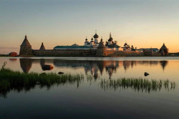 晴れた雲のない朝に湖の側面からソロベツキー修道院の景色 ソロベツキー島 Arkhangelsk地域 ロシア — ストック写真