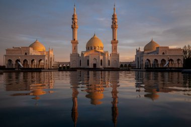 Antik Bolgar 'ın Beyaz Camii' nin manzarası batan güneşin akşam güneşinde suda yansıyor. Bolgar, Tataristan Cumhuriyeti, Rusya