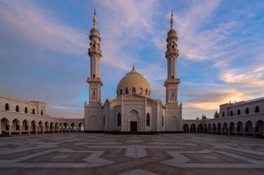 Antik Bolgar kentinin Beyaz Camii 'nin manzarası batan güneşin ışınlarıyla gün batımındaki gökyüzünün arka planına karşı. Bolgar, Tataristan Cumhuriyeti, Rusya