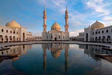 Antik Bolgar şehrinin Beyaz Camii 'nin manzarası. Günbatımı gökyüzünün arka planına karşı suda bir yansıması var. Bolgar, Tataristan Cumhuriyeti, Rusya