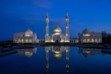 Antik Bolgar 'ın Beyaz Camii' nin manzarası. Gece aydınlatmasıyla suya yansıyor. Bolgar, Tataristan Cumhuriyeti, Rusya