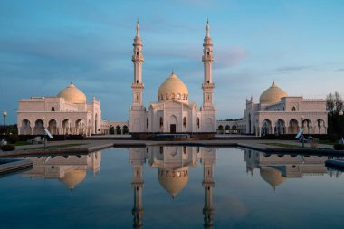 Antik Bolgar şehrinin Beyaz Camii 'nin manzarası. Günbatımı gökyüzünün arka planına karşı suda bir yansıması var. Bolgar, Tataristan Cumhuriyeti, Rusya