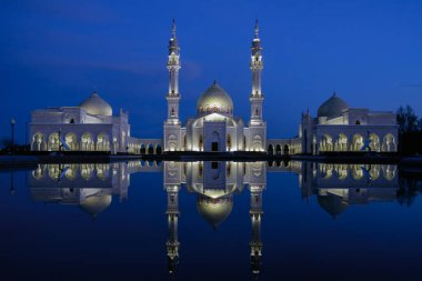 Antik Bolgar 'ın Beyaz Camii' nin manzarası. Gece aydınlatmasıyla suya yansıyor. Bolgar, Tataristan Cumhuriyeti, Rusya