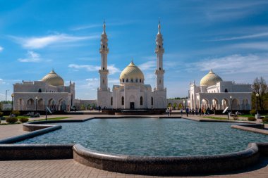 Güneşli bir bahar sabahı antik Bolgar kentinin Beyaz Camii manzarası. Bolgar, Tataristan Cumhuriyeti, Rusya