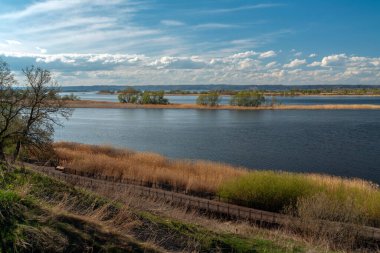 Güneşli bir bahar gününde Bulgar Tarihi ve Mimarlık Müzesi-Rezervi 'nin topraklarındaki Volga Nehri kıyısında yürüyüş seti. Bolgar, Tataristan, Rusya