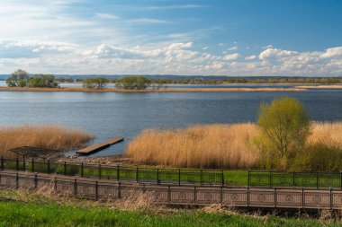 Güneşli bir bahar gününde Bulgar Tarihi ve Mimarlık Müzesi-Rezervi 'nin topraklarındaki Volga Nehri kıyısında yürüyüş seti. Bolgar, Tataristan, Rusya