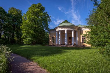Güneşli bir yaz gününde Tsarskoye Selo 'nun Catherine Park' ındaki Konser Salonu manzarası. Puşkin, St. Petersburg. Rusya.