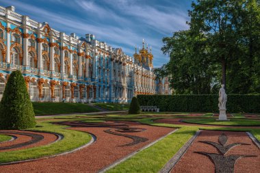 Güneşli bir yaz sabahında Tsarskoye Selo 'daki Catherine Sarayı ve İsa' nın Yükselişi Kilisesi manzarası. Puşkin, St. Petersburg