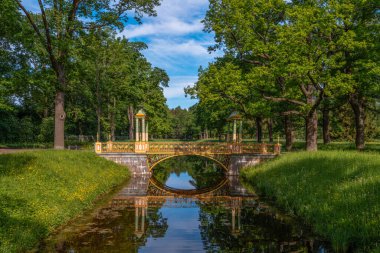 Güneşli bir yaz akşamı, Tsarskoye Selo Alexander Parkı 'ndaki Küçük Çin Köprüsü manzarası, Puşkin, St. Petersburg, Rusya