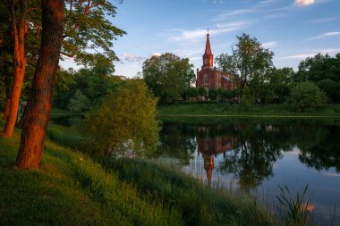 Tsarskoye Selo 'daki Lüteriyen İsa' nın Diriliş Kilisesi 'nin görüntüsü. Dördüncü Aşağı Göl' ün kıyısında şafak güneşinin ilk ışınlarında, Puşkin, St. Petersburg, Rusya.