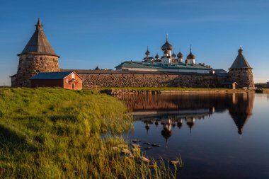 Solovetsky Manastırı 'nın manzarası kutsal gölün yanından güneşsiz bir sabah, Solovetsky Adası, Arkhangelsk bölgesi, Rusya