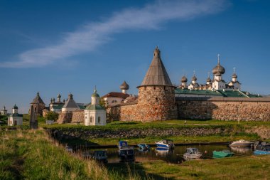 Beyaz Deniz Koyu kıyısındaki Solovetsky Manastırı bulutsuz bir yaz akşamında Solovetsky Adası, Arkhangelsk Bölgesi, Rusya