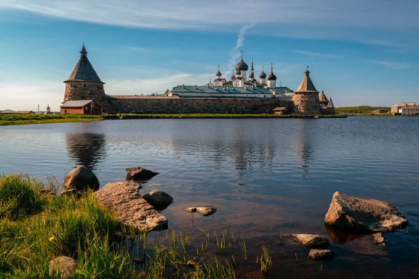 Pohled Solovetský Klášter Strany Svatého Jezera Slunečného Bezmračného Rána Šalamounův — Stock fotografie