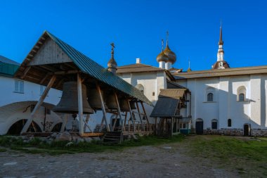 Assumption Kilisesi 'nin manzarası yemekhaneden ve Solovetsky Manastırı' nın çanlarının güneşli bir yaz gününde sergilenmesi Solovetsky Adası, Arkhangelsk Bölgesi, Rusya