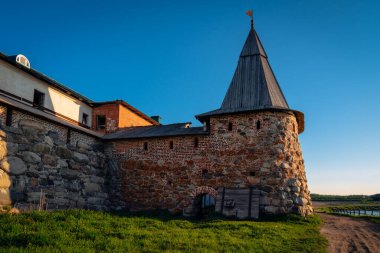 Povarenaya Kulesi ve Solovetsky Manastırı 'nın bulutsuz gökyüzü, Solovetsky Adası, Arkhangelsk Bölgesi, Rusya