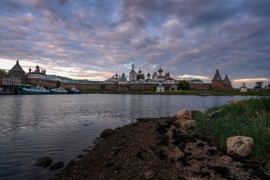 Beyaz Deniz Körfezi kıyısındaki Solovetsky Manastırı bulutlu bir yaz akşamında Solovetsky Adası, Arkhangelsk Bölgesi, Rusya