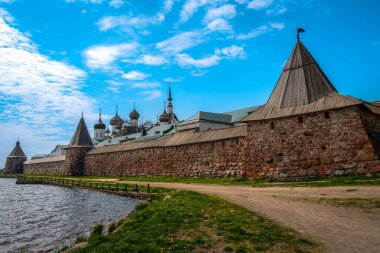 Povarenaya Kulesi ve Spaso-Preobrazhensky Manastırı 'nın manzarası bulutsuz gökyüzü, Solovetsky Adası, Arkhangelsk bölgesi, Rusya