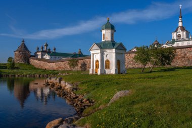 Beyaz Deniz Körfezi 'nden Spaso-Preobrazhensky Manastırı' ndaki Kutsal Prens Alexander Nevsky şapelinin manzarası güneşli bir yaz günü, Solovetsky Adası, Arkhangelsk Bölgesi, Rusya