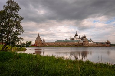 Güneşli bir sabahta Spaso-Preobrazhensky Solovetsky Manastırı 'nın güneşli bir sabahında, Solomon Adası, Arkhangelsk Bölgesi, Rusya