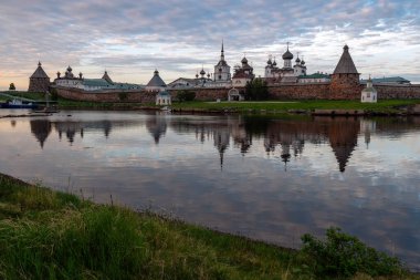 Beyaz Deniz Koyu kıyısındaki Spaso-Preobrazhensky Solovetsky Manastırı bulutlu bir yaz akşamı Solovetsky Adası, Arkhangelsk Bölgesi, Rusya
