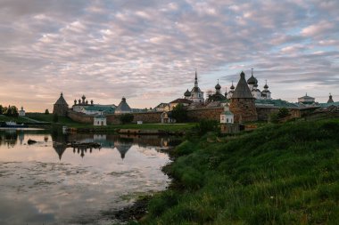 Beyaz Deniz Koyu kıyısındaki Spaso-Preobrazhensky Solovetsky Manastırı bulutlu bir yaz akşamı Solovetsky Adası, Arkhangelsk Bölgesi, Rusya