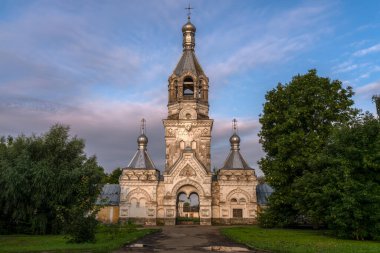 Yaz sabahı Tithe Manastırı 'nın çan kulesi manzarası, Veliky Novgorod, Novgorod bölgesi, Rusya