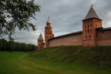 Novgorod Kremlin, Knyazhaya Kulesi, Kokui Kulesi ve Pokrovskaya Kulesi 'nin bulutlu bir yaz sabahı, Veliky Novgorod, Novgorod Bölgesi, Rusya