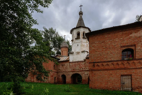 Вид Храм Михаила Архангела Храм Благовещения Пресвятой Богородицы Пасмурный Летний — стоковое фото