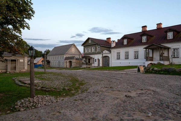 Vista Della Strada Principale Izborsk Pechorskaya Street Con Vecchie Proprietà — Foto Stock